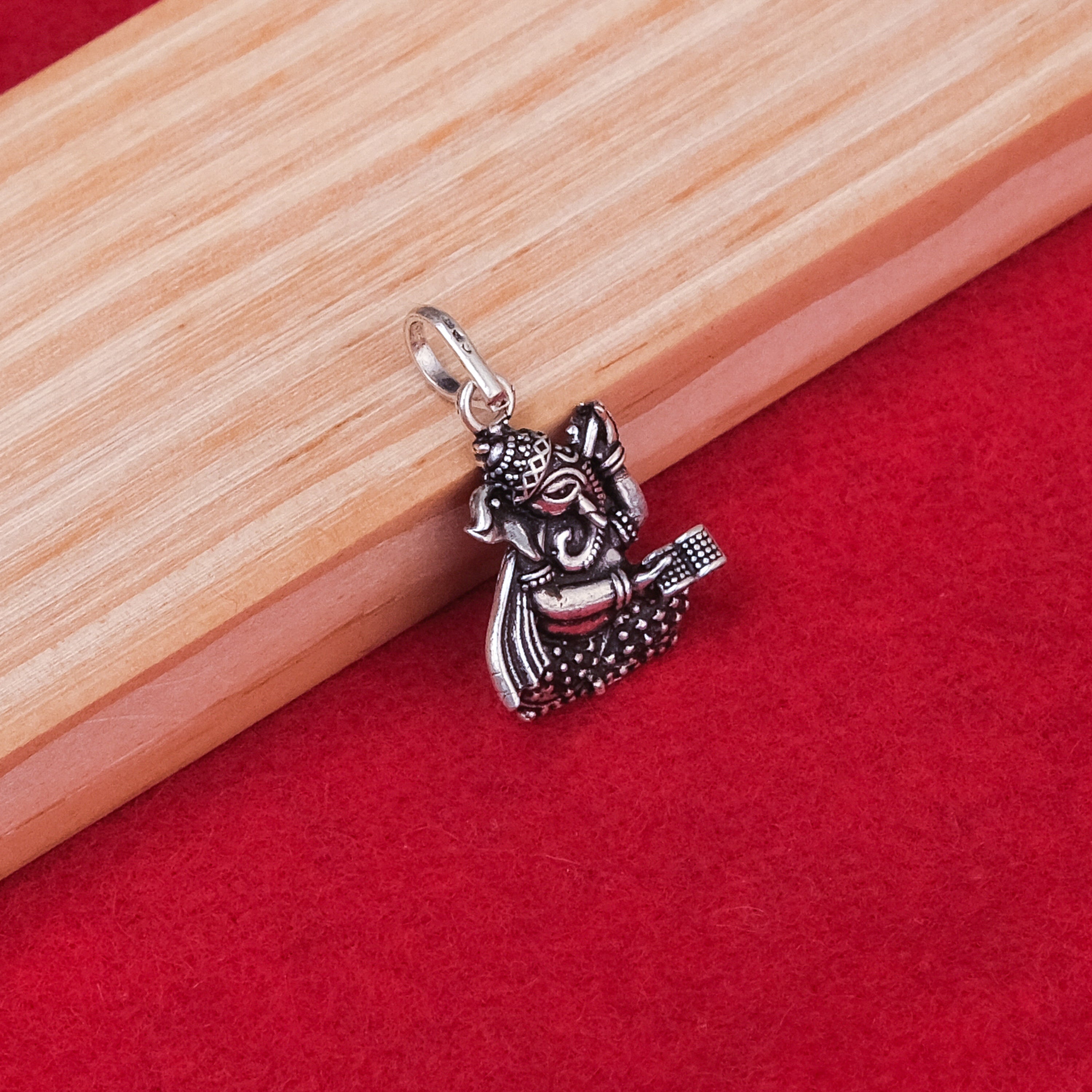 Silver Antique Ganesha Pendal